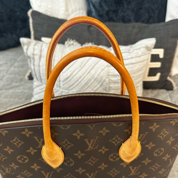 Authentic Louis Vuitton purse. Like new - Picture 5 of 8